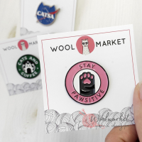 Кото-брошка "Stay Pawsitive"